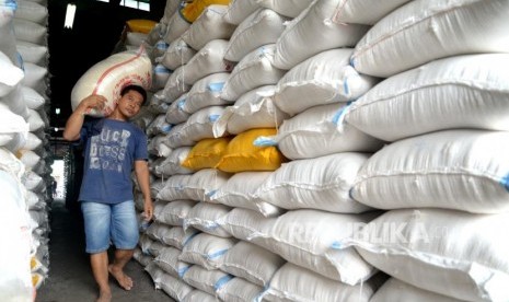 Harga Beras Naik. Pekerja memindahkan beras di Pasar Induk Beras Cipinang, Jakarta, Kamis (11/1).