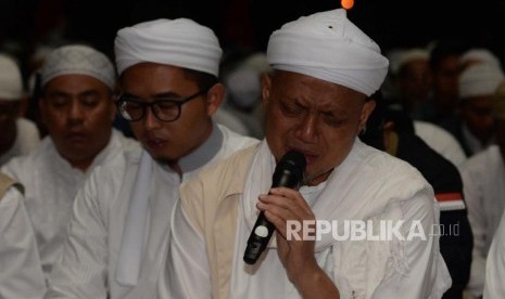 Ustaz Arifin Ilham   memimpin Dzikir dalam acara Dzikir  Nasional 2018  di  Masjid At-Tin tiba di Jakarta Timur, Senin (31/12).