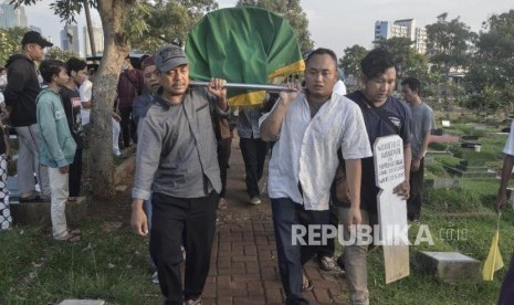 Pemakaman Korban Kerusuhan di Tanah Abang.Sejumlah keluarga Widianto R Ramadhan (18) korban kerusuhan di tanah mengangkat keranda jenazah saat pemakaman di Karet Bivak, Jakarta Pusat, Rabu (22/5).