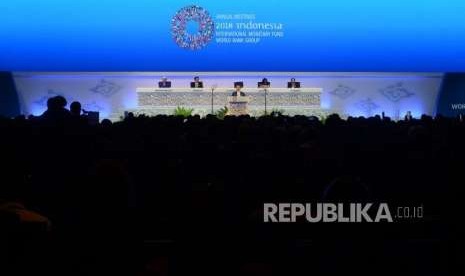 Pleno Pertemuan IMF. Ketua Pertemuan Tahunan IMF - Bank Dunia 2018  Petteri Orpo menyampaikan paparan pada pleno Pertemuan Tahunan IMF - Bank Dunia Grup 2018 di Nusa Dua, Bali, Jumat (12/10).