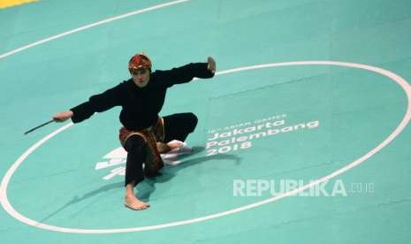 Indonesian martial arts fighter Puspa Arumsari performs in the women’s art category at Padepokan Pencak Silat, East Jakarta, on Monday.