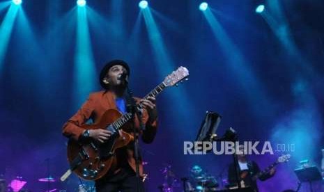 Bernyanyi. Musisi Indonesia, Glenn Fredly bernyanyi dalam konser Tanda Mata Glenn Fredly uuntuk Yovie Widianto di Jakarta, Ahad (30/9). 