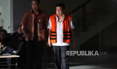 Tersangka kasus korupsi KTP Elektronik Setya Novanto (kanan) berjalan seusai menjalani pemeriksaan di gedung KPK, Jakarta, Jumat (24/11).