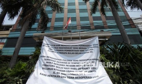 Spanduk pemberitahuan penutupan Hotel Alexis terpampang di pinggir jalan depan Alexis. Jakarta, Rabu (28/3).