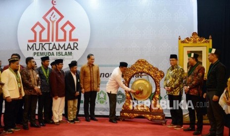 Wakil Ketua Dewan Masjid Indonesia Syafruddin (keempat kanan) disaksikan Menteri Komunikasi dan Informatika Rudiantara (ketiga kanan) memukul gong sebagai tanda dibukanya acara Muktamar Pemuda Islam di Hotel Kartika Chandra, Jakarta, Kamis (4/4).