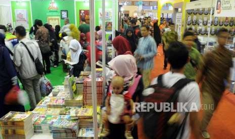 Sejumlah pengunjung saat menghadiri Islamic Book Fair (IBF) 2018 di Jakarta Convention Center, Jakarta, Ahad (22/4).
