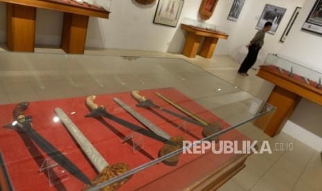 Pameran Simbolika Keris. Pengunjung mengamati koleksi keris saat pameran bertajuk 