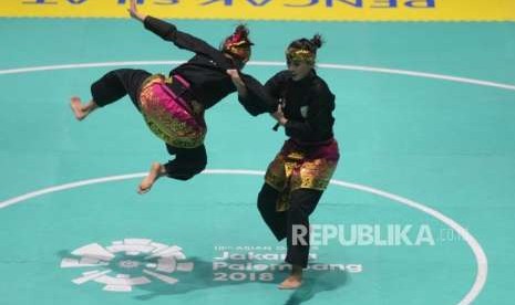 Pesilat Indonesia Ayu Sidan Wilantari dan Ni Made Dwiyanti saat tampil pada pertandingan cabang olahraga silat Asian Games 2018 kategori ganda putri di Padepokan Pencak Silat TMII, Jakarta, Rabu (29/8).