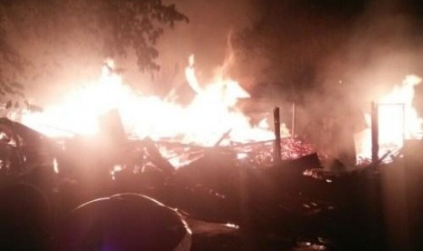  Kobaran api melahap puluhan kios di kompleks Pasar Nglangon, Karangtengah, Sragen, malam ini, Senin (30/9/2019). Foto/Wardoyo