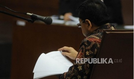 Terdakwa kasus korupsi KTP Elektronik Setya Novanto  membaca nota keberatan di  persidangan pengadilan  tindak pindana korupsi, Jakarta, Rabu (20/12).