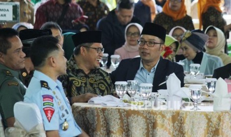 Gubernur Jawa Barat Ridwan Kamil dan Gubernur Jawa Barat periode 2013-2018 Ahmad Heryawan berbincang akrab saat Silaturahmi dan Halal Bihalal dalam rangka Hari Raya Idul Fitri 1440 H Tingkat Provinsi Jawa Barat, di Parkir Barat Gedung Sate, Kota Bandung, Selasa (11/6).