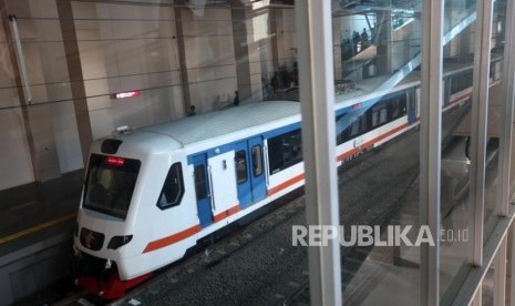 Kereta bandara melintas saat uji coba Kereta Bandara Soekarno-Hatta di Stasiun Sudirman Baru, Jakarta, Selasa (26/12).