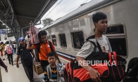 Arus Mudik dan Arus balik mudik Stasiun Senen. Sejumlah pemudik turun dari kereta api Bogowonto Lempuyangan-Pasar Senen di Stasiun Senen, Jakarta Pusat, Jum’at (7/6).