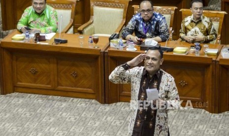 Calon pimpinan KPK, Irjen Firli Bahuri (kanan) memberikan hormat setelah mengambil tema makalah pada uji kelayakan dan kepatutan calon pimpinan KPK di Kompleks Parlemen, Senayan, Jakarta, Senin (9/9).