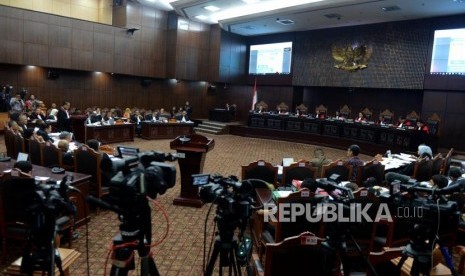 Suasana sidang perdana Perselisihan Hasil Pemilihan Umum (PHPU) Pemilihan Presiden (Pilpres) 2019 di Gedung Mahkamah Konstitusi, Jakarta, Jumat (14/6).