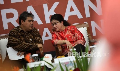 Menteri Kesehatan Nila Moeloek (kanan) berbincang dengan Debut II KSP Yanuar Nugroho (kiri) saat diskusi media (Ilustrasi)