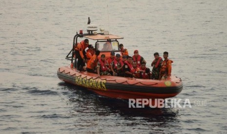 Panglima TNI Marsekal Hadi Tjahjanto didampingi Kepala Basarnas Marsekal Madya M. Syaugi  usai meninjau lokasi jatuhnya pesawat Lion Air JT 610 di Perairan Karawang, Jawa Barat, Rabu (31/10).