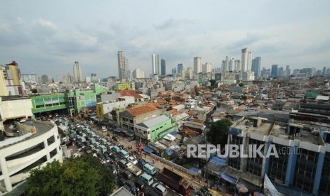 Suasana kemacetan dipersimpangan jalan jatibunder, Tanah Abang, Jakarta, Senin (20/11).