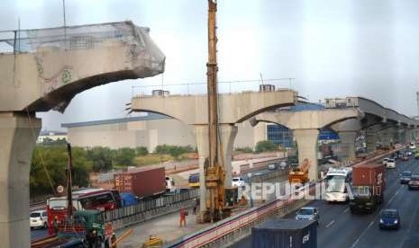 Progress Pembangunan Tol Layang Cikampek. Pengerjaan pembangunan jalan tol layang Cikampek di Cibitung, Bekasi, Jawa Barat, Rabu (11/9).