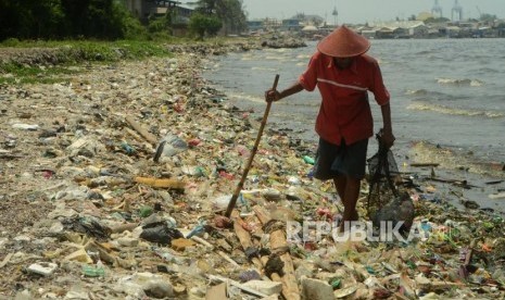 Muhammad Lasri (73) saat mencari sampah plastik untuk dijual kembali di Cilincing, Jakarta Utara, Kamis (22/11).