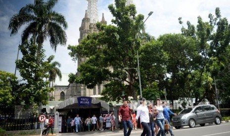 Misa Natal Katedral. Umat Kristiani usai mengikuti Misa Natal di Gereja Katedral, Jakarta, Selasa (25/12).