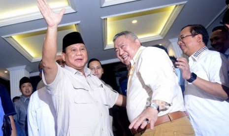 Calon Presiden nomor urut 02 Prabowo Subianto menyapa media usai memberikan keterangan terkait putusan MK tentang perselisihan hasil pemilihan umum (PHPU) Pilpres 2019 di Kertanegara, Jakarta Selatan, Kamis (27/6).