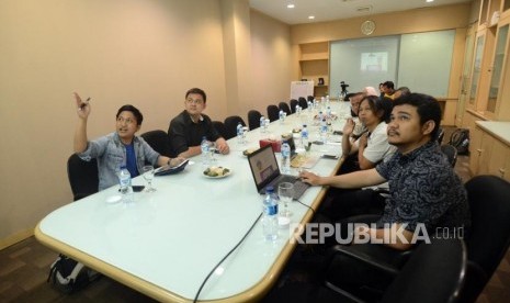 Marketing Manager Jakmall Shandy (kiri) bersama Public Relations Associate Jakmall Rahmat Hidayat memberikan paparan saat kunjungan ke Kantor Republika, Jakarta, Rabu (28/11).