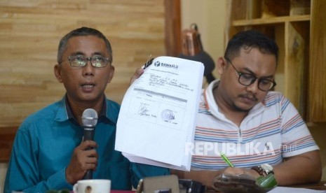 Sekjen Partai Idaman Ramdansyah menyampaiakan pandangan bersama Ketua Kode Inisiatif Veri Junaidi saat menjadi pembicara disela diskusi Bawaslu Menuju Qurasi Peradilan:Catatan Penanganan Pelanggaran Administrasi pemilu Oleh Bawasu di kantor Kode Inisiatif, Jakarta, Ahad (19/11).  