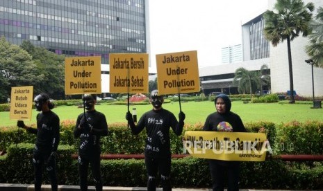 Polusi Udara Jakarta.Aktivis greenpeace melakukan aksi teatrikal terkait kualitas udara Jakarta di Kementerian Lingkungan Hidup dan Kehutanan, Jakarta, Selasa (5/3/2019).