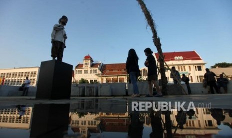 Pengunjung menikmati suasana di Taman Apung Kali Besar Baru Kawasan Kota Tua, Jakarta, Jumat (6/7).