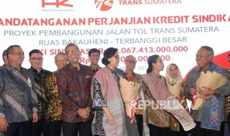 Pembiayaan Proyek Tol Trans Sumatera. Menteri PUPR Basuki Hadimuljono, Menteri BUMN Rini Soemarno, Menkeu Sri Mulyani, Dirut Hutama Karya I Gusti Ngurah Putra, dan  Direktur Bank Mandiri Royke Tumilaar  (dari kana) bersama jajaran direktur bank penjamin usai penandatanganan kerjasama kredit sindikasi proyek Tol Trans Sumatera di Jakarta, Rabu (27/12).