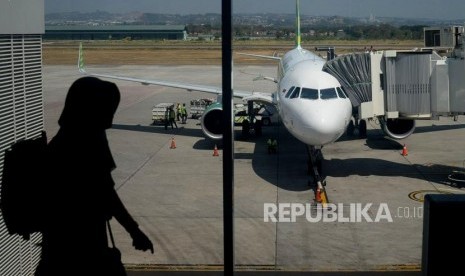 Penumpang berisap memasuki pesawat di Bandara Internasional Ahmad Yani,Semarang,Jawa Tengah