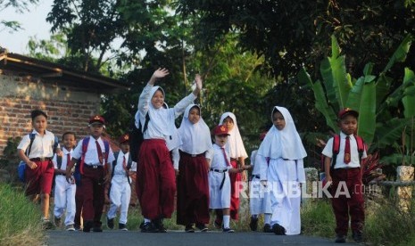 Pelajar di Leuwiliang, Kabupaten Bogor, Jawa Barat. Pemkab Bogor berharap muatan sejarah Kabupaten Bogor bisa menjadi muatan lokal pendidikan.