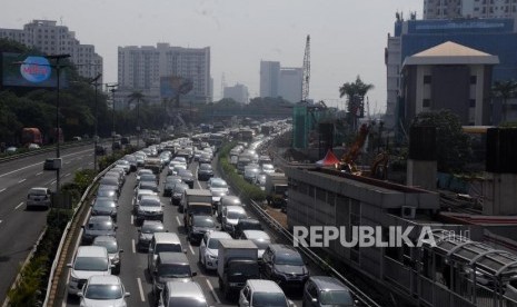 Sejumlah kendaraan terjebak kemacetan di Tol Cawang, Jalan MT Haryono, Cawang, Jakarta Timur.