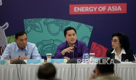 Ketua Pelaksana INASGOC Erick Thohir bersama Wakil Ketua INASGOC Sjafrie Sjamsoeddin (kiri) dan Koordinator Sumber Daya Manusia dan Relawan INASGOC Pusparani Hasjim Chappy Hakim (kanan) memberikan keterangan pada acara peluncuran portal volunteer ASIAN Games 2018 untuk Games Times dan pengenalan seragam volunteer di Markas INASGOC, Jakarta, Kamis (18/1).