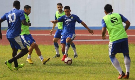 Susunan Pemain Persib vs Borneo FC