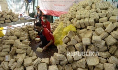 Pengurus Prediksi Soal Hewan Qurban di Masjid Istiqlal. Foto ilustrasi: Petugas saat merapikan besek untuk daging kurban di Masjid Istiqlal, Jakarta, Ahad (11/8) tahun lalu.