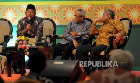 Ketua PP Muhammadiyah Agus Taufiqurrahman, Wakil Ketua LK PBNU Zulfikar As'ad dan Ketua Umum Badan Wakaf Indonesia Mohammad Nuh (dari kiri) memaparkan penjelasan pada seminar bertajuk Membangun Jejaring dan Memanfaatkan Potensi wakaf di Jakarta Convention Center, Jakarta, Kamis (12/4).