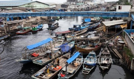 Perahu nelayan bersandar di Kampung Nelayan, Marunda, Jakarta, Kamis (25/1).