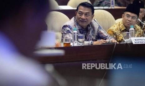 Kepala Staf Presiden Jenderal Purn Moeldoko bersama Kepala Unit Kerja Presiden Pembinaan Ideologi Pancasila (UKP PIP) Yudi Latief mengikuti rapat dengar pendapat dengan Komisi II DPR di Kompleks Parlemen, Senayan, Jakarta, Rabu (6/2).