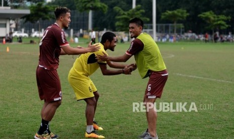 Sejumlah pesepakbola Persija Jakarta dan Mitra Kukar bertemu disela sesi latihan di Lapangan ABC Gelora Bung Karno, Senayan, Jakarta, Sabtu (8/12).