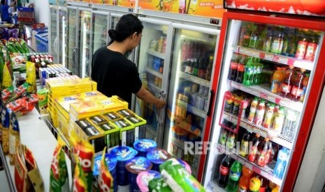 Industri Mamin Penopang PDB. Aneka macam produk makanan dan minuman ditawarkan kepada pembeli di ritel swasta, Jakarta, Kamis (14/12).