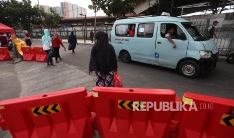 Kendaraan angkutan kota (angkot) jurusan Tanah Abang melintas di Jalan Jatibaru, Tanah Abang, Jakarta (ilustrasi)