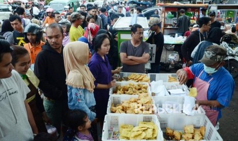 Pengunjung antre membeli kuliner saat ngabuburit di salah satu ruas jalan kawasan Pusdai, Kota Bandung, Kamis (24/5). Kepala BPS Suhariyanto menyebutkan, inflasi bulan lalu menunjukkan pola tidak biasa apabila dibandingkan sebelumnya. 