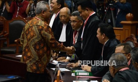 Ketua KPU Arief Budiman bersalaman dengan Ketua Tim Hukum Joko Widodo-Ma'ruf Amin, Yusril Ihza Mahendra sebelum dimulainya sidang lanjutan Perselisihan Hasil Pemilihan Umum (PHPU) Pemilihan Presiden (Pilpres) 2019 di Gedung Mahkamah Konstitusi, Jakarta, Selasa (18/6).