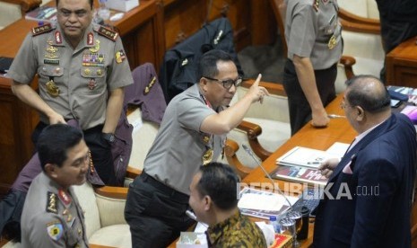 Kapolri Jenderal Pol Tito Karnavian berbincang dengan anggota komisi III usai mengikuti rapat kerja dengan Komisi III DPR di Kompleks Parlemen Senayan, Jakarta, Rabu (14/3).