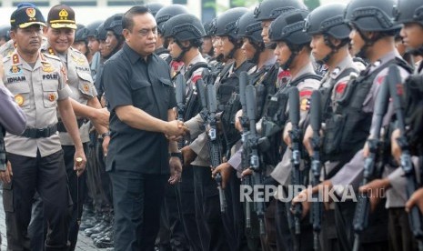 Wakapolri Komjen Syafruddin (ketiga kiri) didampingi Kapolda Metro Jaya Irjen Idham Aziz (kiri) menyalami anggota Brimob pasca kericuhan yang terjadi di Rutan cabang Salemba di Mako Brimob, Kelapa Dua, Depok, Jawa Barat, Rabu (9/5).