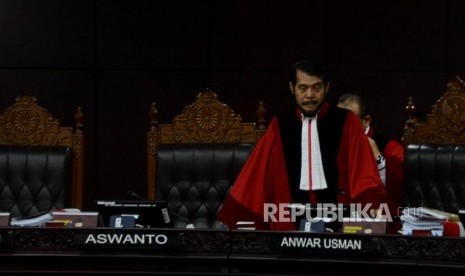 Ketua Mahkamah Konstitusi Anwar Usman saat akan memimpin sidang perdana Perselisihan Hasil Pemilihan Umum (PHPU) Pemilihan Presiden (Pilpres) 2019 di Gedung Mahkamah Konstitusi, Jakarta, Jumat (14/6).