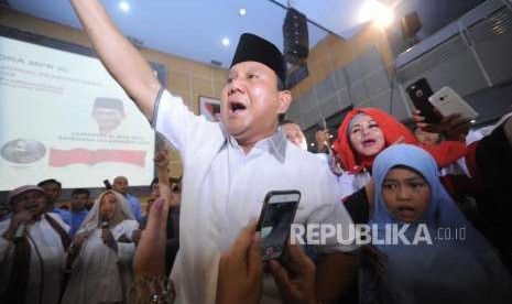 Calon Presiden No Urut dua  Prabowo Subianto  berterika dalam acara ramah tamah bersama tokoh masyarakat di kawasan Jakarta, Ahad (23/9).