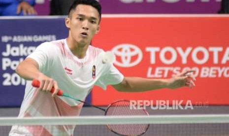 Pebulutangkis Putra Indonesia Jonatan Christie berusaha mengembalikan kok ke pebulutangkis Jepang Kenta Nishimoto saat berlaga pada pertandingan semifinal cabang bulutangkis beregu putra Asian Games 2018 di Istora Senayan, Jakarta, Selasa (21/8).